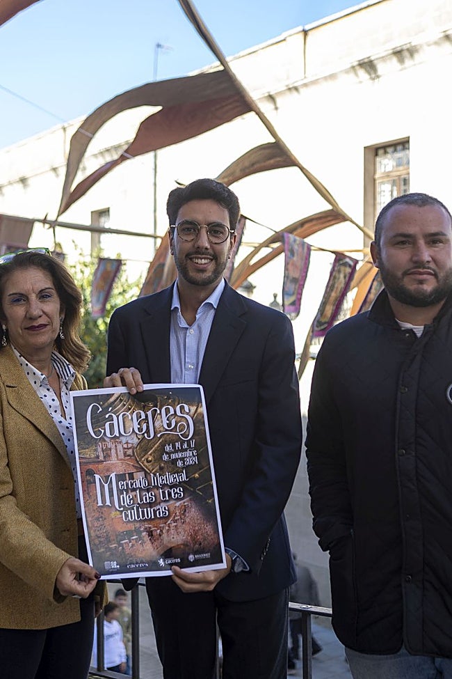El edil de Turismo, Ángel Orgaz, en el centro, junto a la responsable técnica, Amparo Gundín, y el promotor del mercado, de Balconet, Gustavo Vivas.