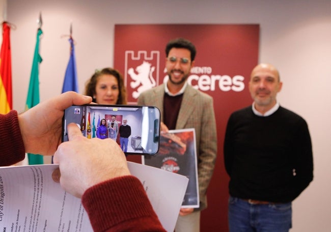 Imagen de la presentación de la II edición de 'City of dragons'. De izquierda a derecha, Amparo Fernández (jefa técnica de Turismo), Ángel Orgaz, (concejal de Turismo) y uno de los responsables de la empresa Insertus, que organiza la cita.