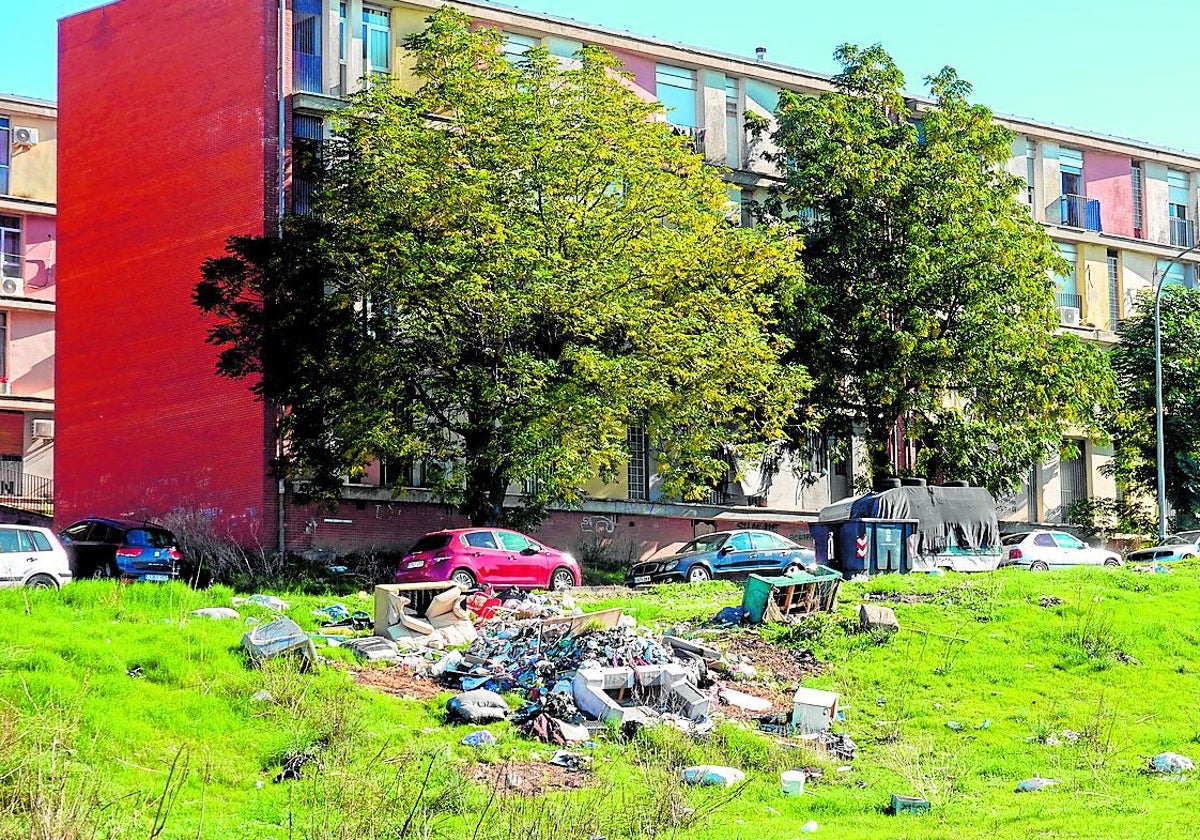 Muebles y basuras abandonadas en el solar delante de Los Colorines.