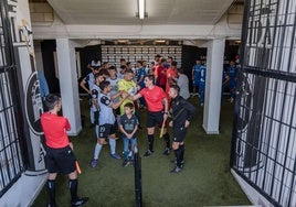 Felipe Alfonso saluda al colegiado antes de salir al partido ante el Ceuta.