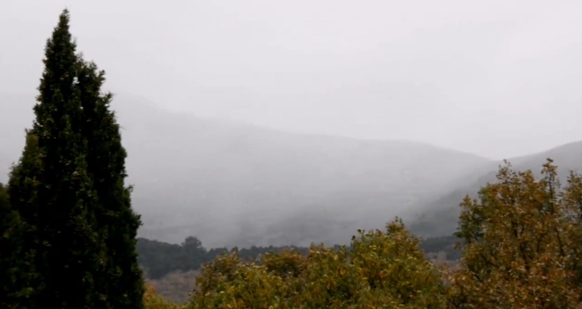 Los copos de nieve aparecieron en el Valle de Ambroz, por encima de los 1.300 metros, pero no cuajó.