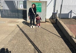 Nuria Luna con su hija Manuela, de 4 años, en la puerta del colegio.