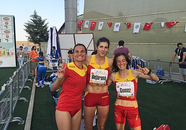 Raquel Gómez junto a la también extremeña Sonia Bejarano y Gema Martín celebran el bronce por equipos con España en la Copa de Europa de 10.000 en 2016.