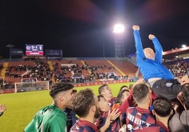 Los jugadores del Extremadura mantean al técnico Cisqui tras conquistar la Copa Federación ante el Compostela.