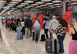 Pasajeros en el aeropuerto Adolfo Suárez Madrid-Barajas.