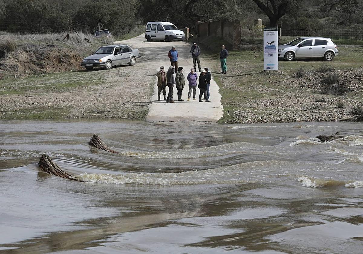 Vecinos aislados por la crecida del Salor en una imagen de archivo.