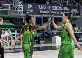 Sara Castro y Diana Cabrera celebran un punto ante el Arxil.