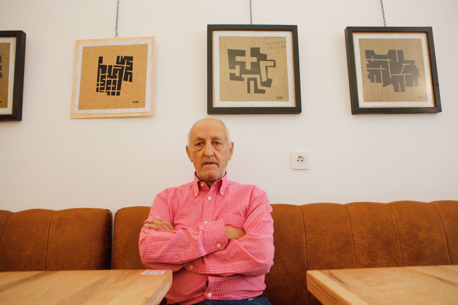 Emilio González expone sus obras en honor a Chillida en el Zeris Coffee.