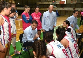 El técnico Daniel Carreras se dirige a sus jugadoras.