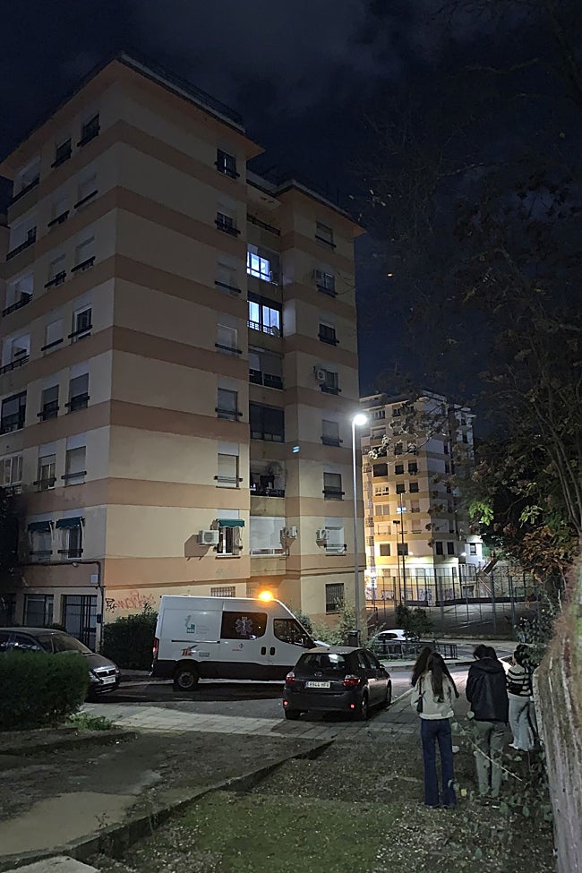 Un grupo de jóvenes pendientes de los servicios de emergencia, con una ambulancia a la espera.