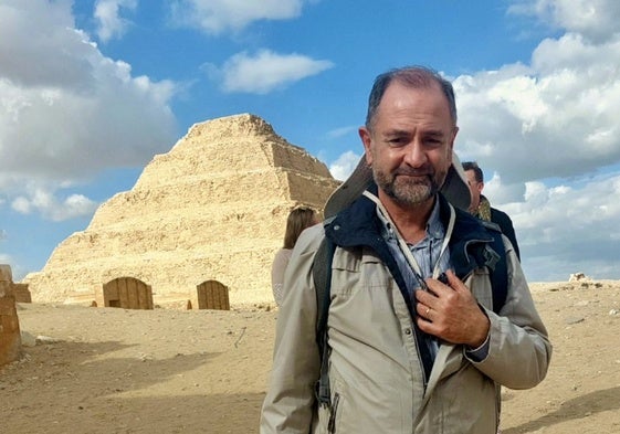 Luis Berrocal en una necrópolis en Egipto.