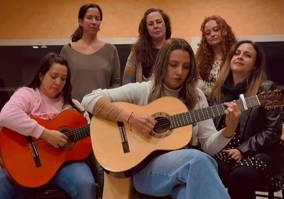 Dos guitarras, un cajón flamenco y 6 voces pacenses dan vida a esta especial versión de 'Me prometo'.