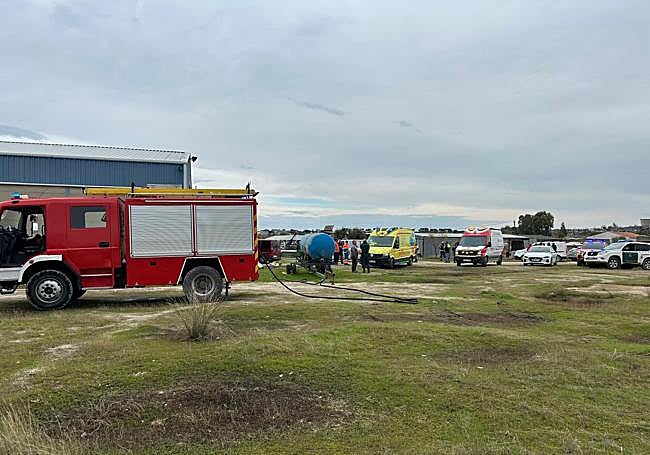 Al lugar acudieron bomberos, Guardia Civil, Policía Local y varias ambulancias, además de un helicóptero del SES.