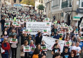 Manifestación contra la mina de litio de Valdeflores el pasado domingo a su paso por la Gran Vía de Cáceres.