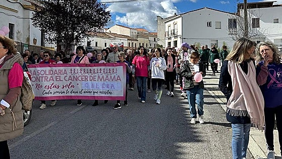 Fuente de Cantos se Viste de Rosa en la VIII Marcha Solidaria Contra el Cáncer de Mama