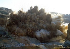 Voladura para extraer mármol en una mina de Almería.