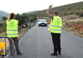 Personal del parque deteniendo a los turistas durante la berrea para informarles.