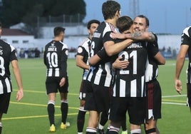 Fran Miranda y Quezada felicitan a Gurdiel por el gol que dio la victoria Badajoz ante el colista en Puebla de la Calzada.