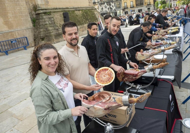 Cristian y Laura han sido los invitados de honor del corte de jamón solidario que se ha celebrado este domingo en Badajoz