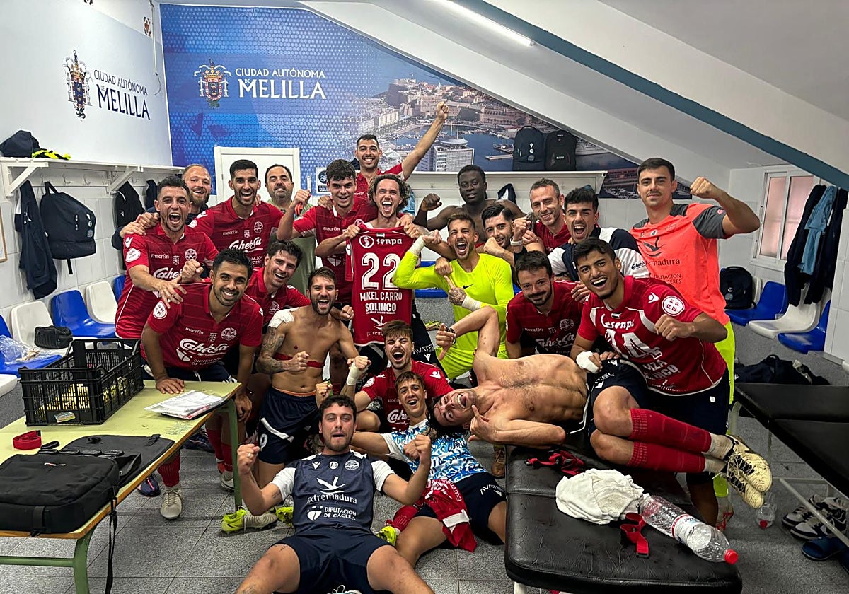 Los jugadores del Coria celebran su primera victoria como visitantes en el vestuario del Álvarez Claro de Melilla.