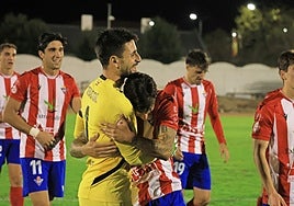 Álex Benítez abraza a Sebas Gil tras el triunfo.