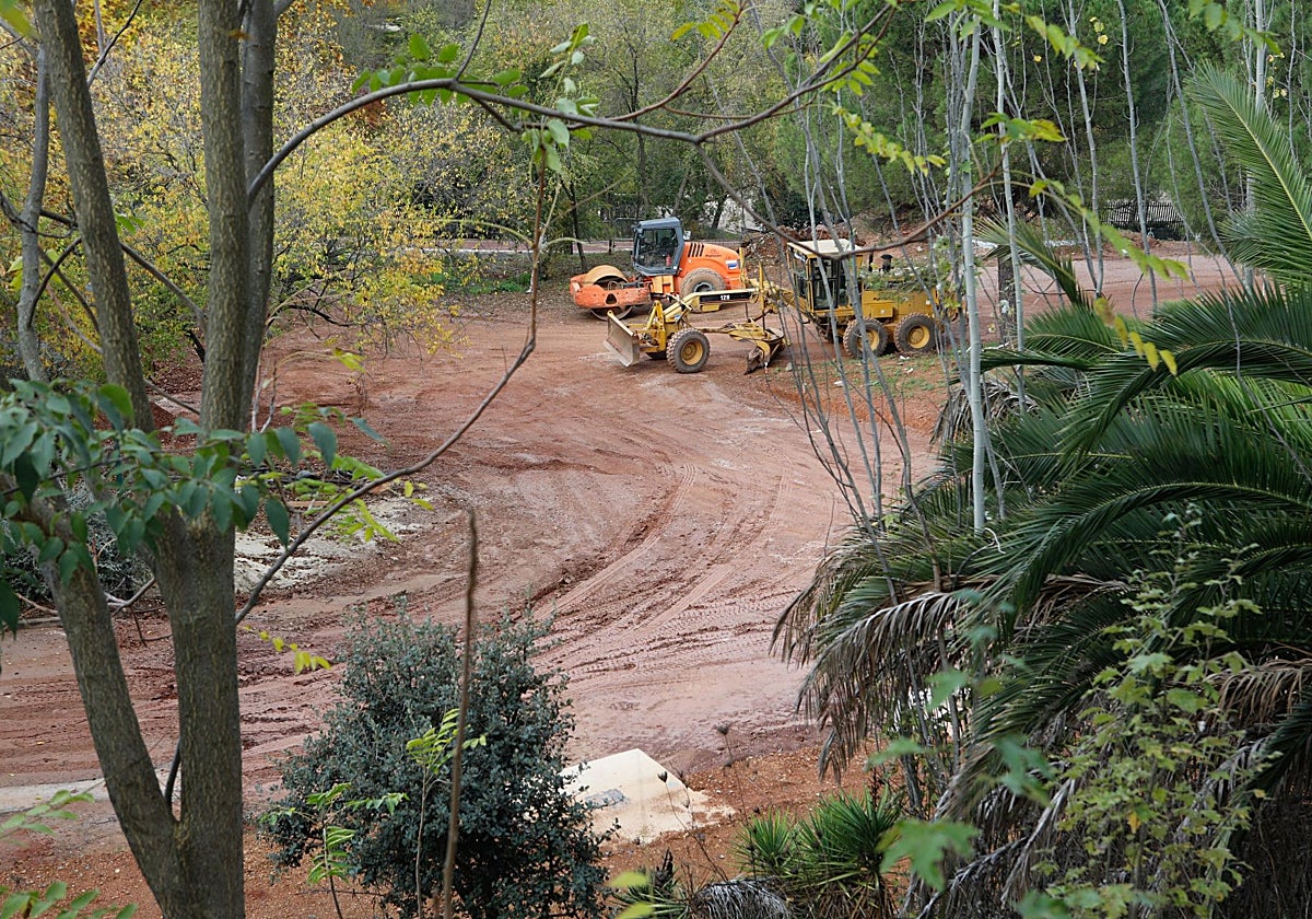 Maquinaria pesada y viales abiertos en la vegetación para el parking.