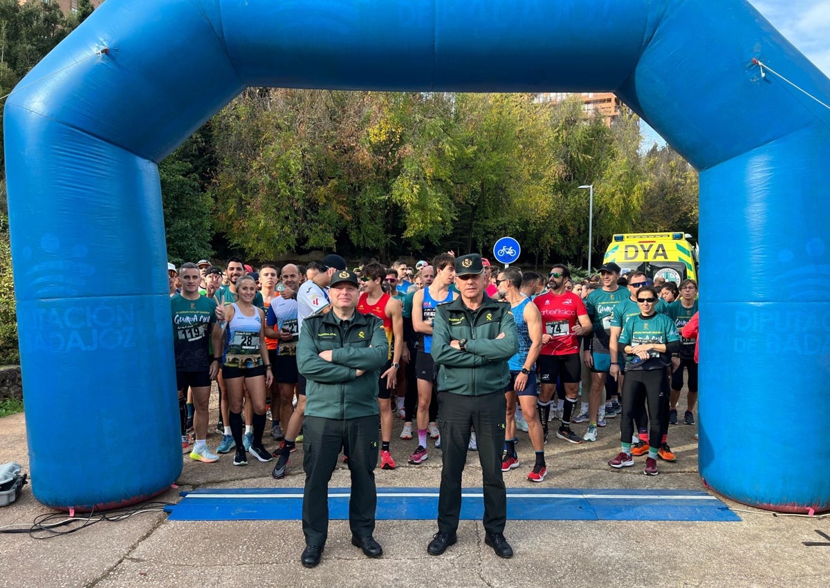 Imagen secundaria 1 - Varios momentos de la carrera a la salida, con los corredores preparados y en la fotografía central el jefe de la Comandancia y el suboficial mayor.