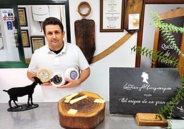 Jesús Martínez sostiene los quesos premiados