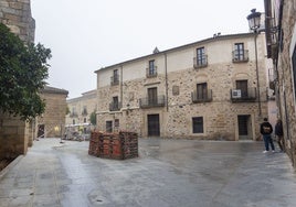 La plataforma única de la plaza del Doctor Durán ya está casi terminada. A la derecha, sede de la Cámara de Comercio de Cáceres.