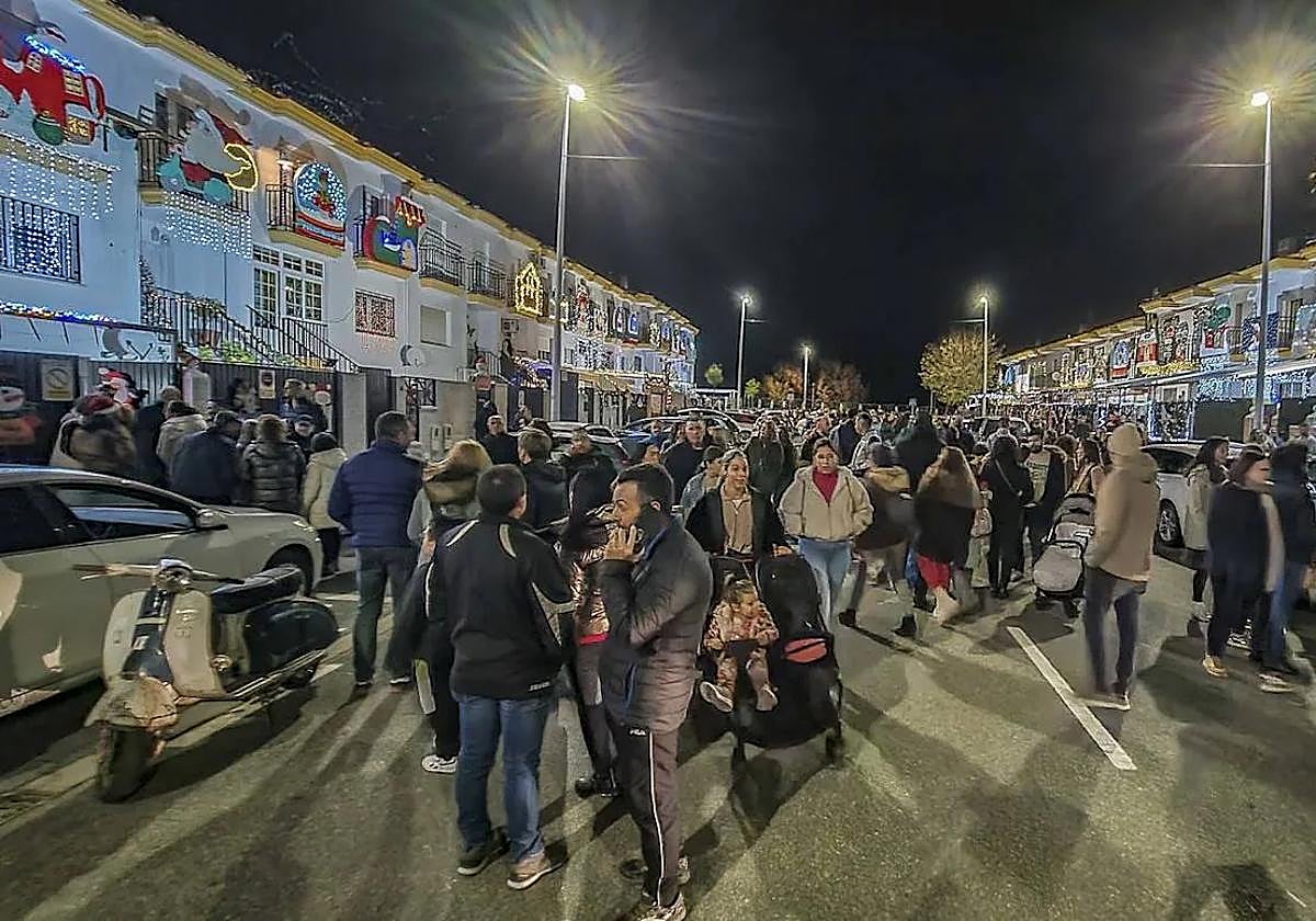 Familias recorriendo la ruta de las casas de Navidad de Montealto el año pasado.