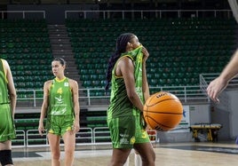 Josephine Filipe se lamenta durante una acción.