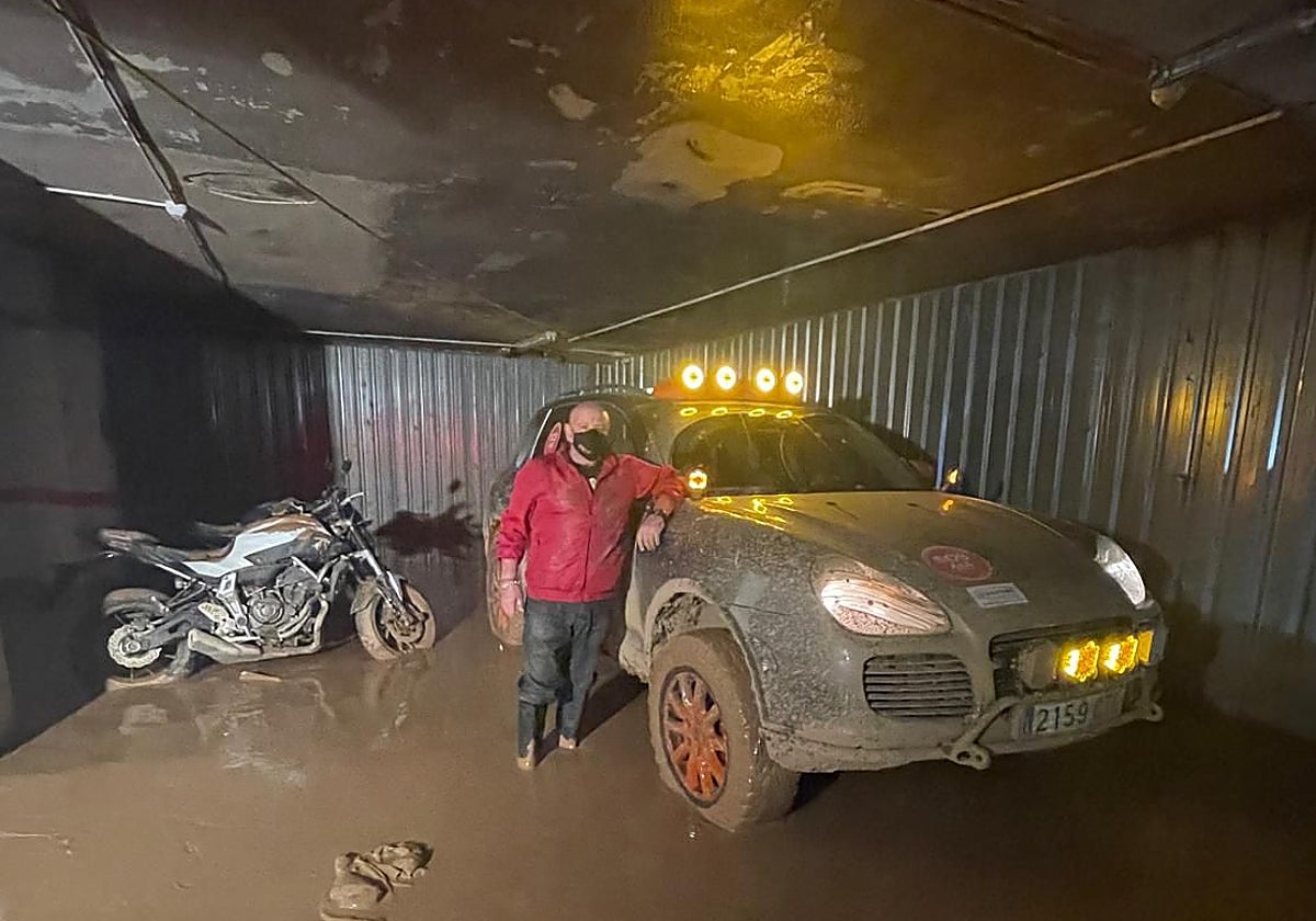 El pacense Luis Santos con su Porsche Cayenne en un garaje de Paiporta (Valencia).