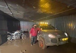 El pacense Luis Santos con su Porsche Cayenne en un garaje de Paiporta (Valencia).