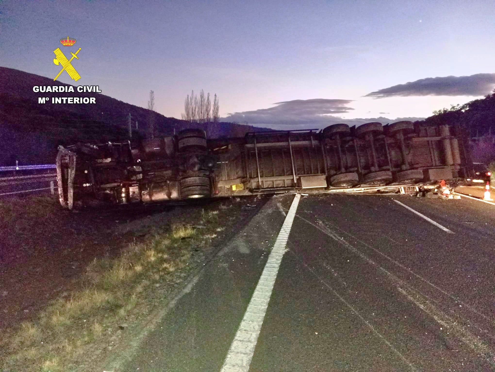 Camión atravesado en mitad de la autovía.