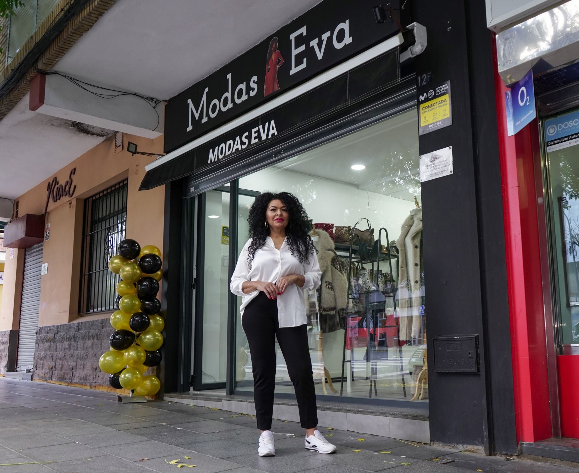 Eva de la Cruz a las puertas de su tienda.