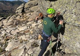 Un efectivo del GREIM efectúa el rescate del escalador.