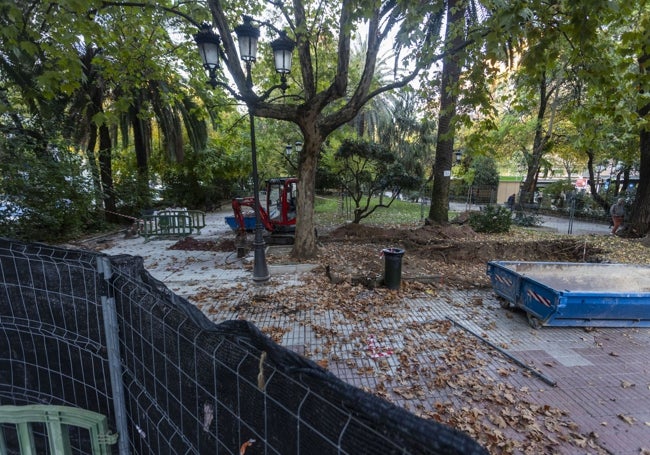 Aspecto que presenta la zona, vallada, con material de obra y maquinaria pesada.