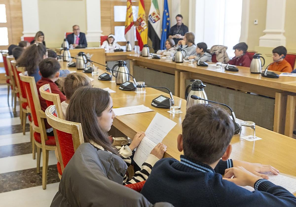 Celebración del pleno infantil en el Ayuntamiento.