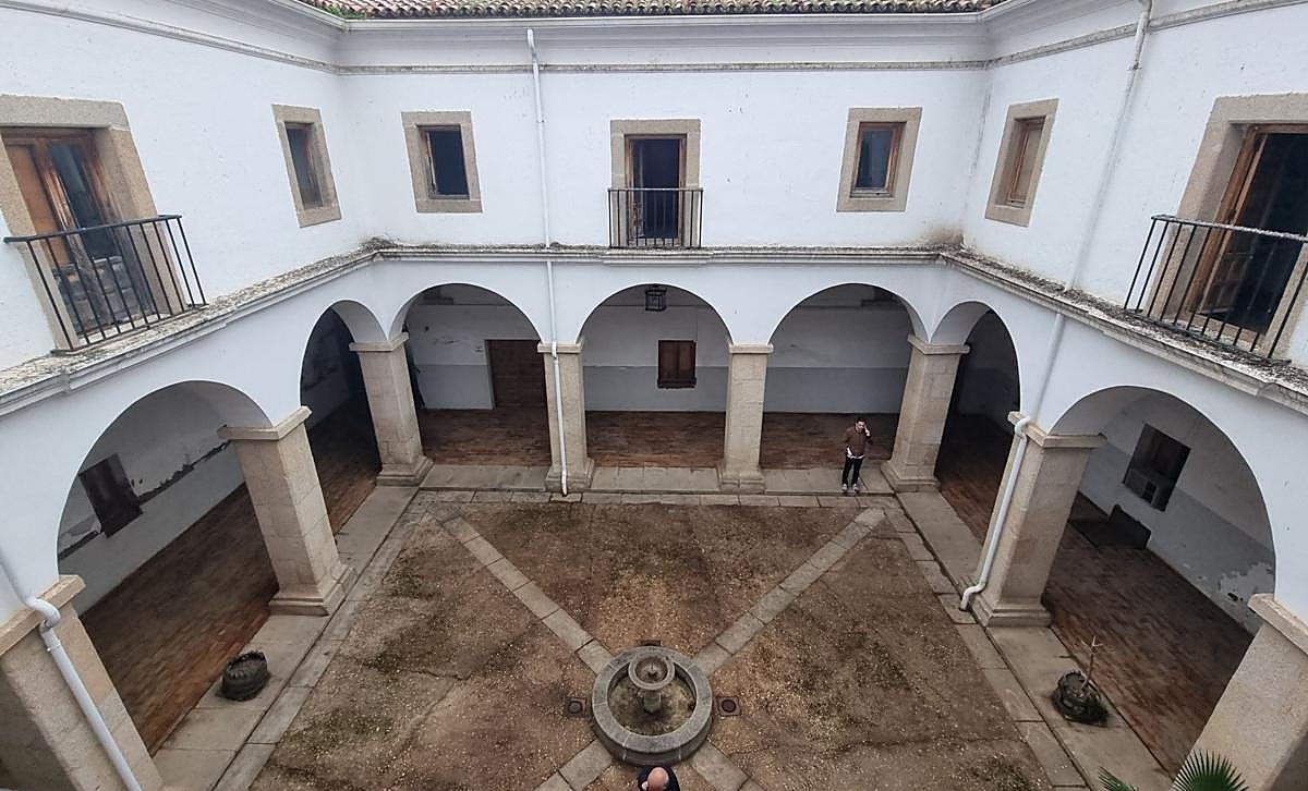 Claustro del antiguo palacio de justicia que rehabilitará Diputación de Badajoz.