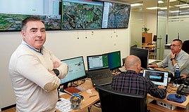 José Vicente Moreno, junto a los técnicos en el sistema de control.
