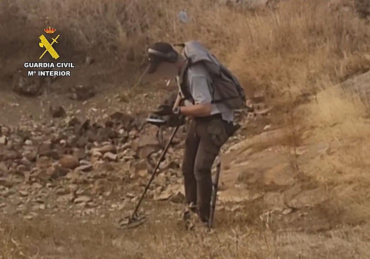 El presunto autor del expolio fue sorprendido por un guardia civil y un policía local de Cáceres.