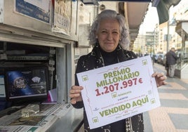 Carmen Álvarez Barrantes en su kiosco de Antonio Hurtado.