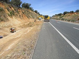 Labores de limpieza de la cuneta de la A-66 en el margen derecho
