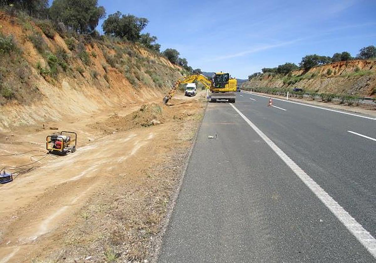 Labores de limpieza de la cuneta de la A-66 en el margen derecho