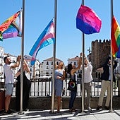 Acto del izado de banderas en la fachada del Ayuntamiento de Cáceres el pasado 24 de junio.