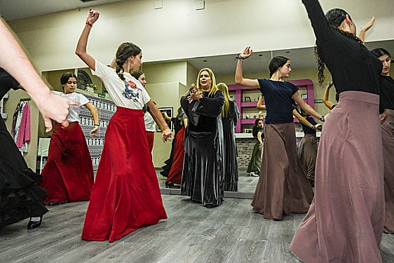 Pilar Andújar da indicaciones en una de sus clases de sevillanas.