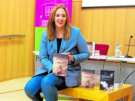 Patricia Vázquez presentó en el Otoño Literario su libro 'El suspiro del silencio'. 