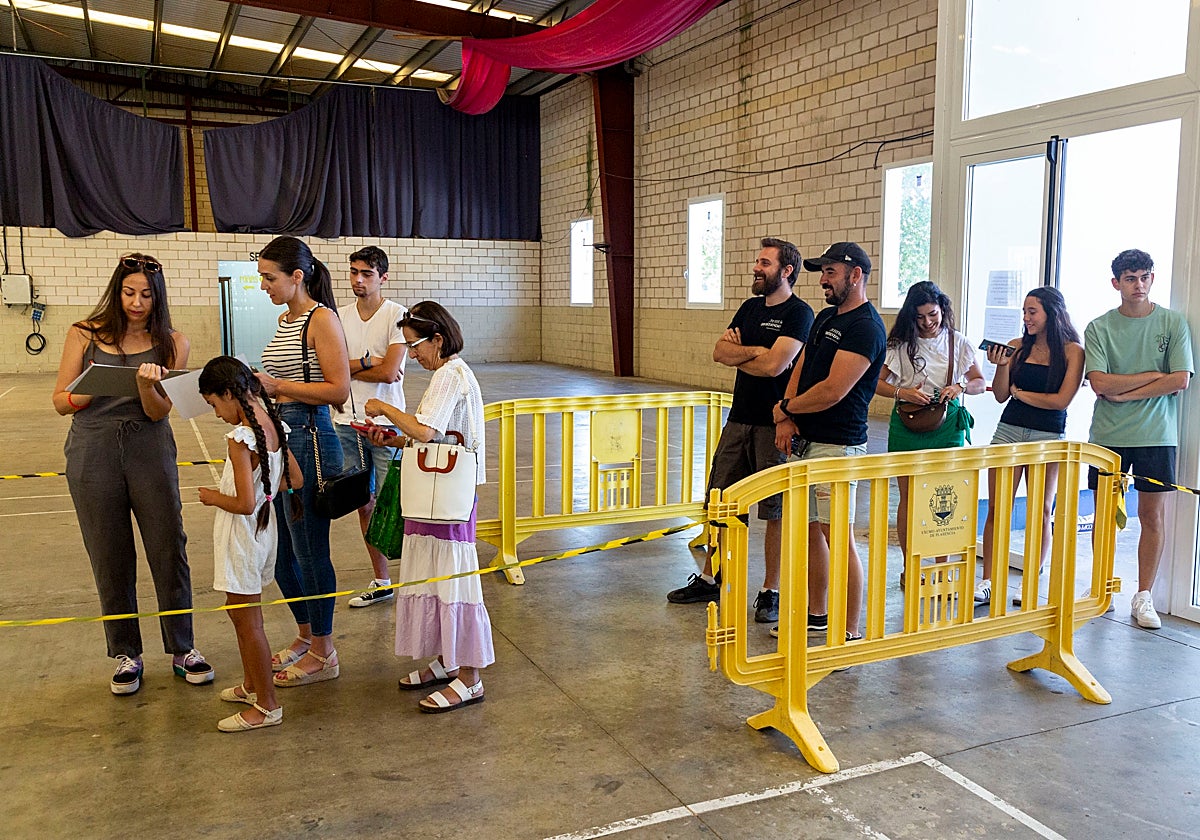 Algunos de los muchos participantes en el casting en Plasencia para la nueva serie.