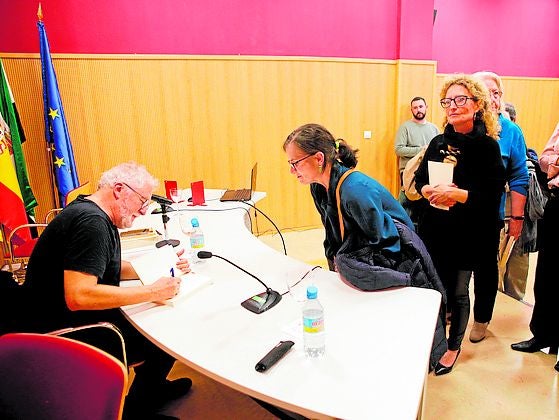 El escritor Héctor Abad Faciolince mantuvo un encuentro con lectores en la Biblioteca Pública de Cáceres. 