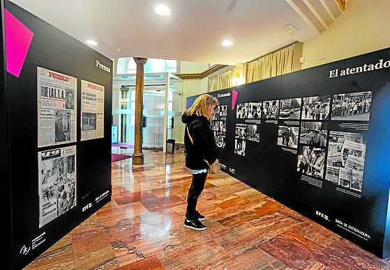 La exposición 'Atentado en la calle del Correo. 50 imágenes para la memoria' puede verse en el hall del Gran Teatro. 